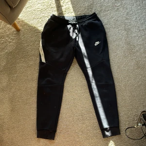 Og Nike tech byxor  - Säljer dessa og nike tech byxorna som är svåra att få tag på nu för tiden. De har nått litet slitage som man kan se på bilderna annars har dem Inga märkvärdiga fel. 