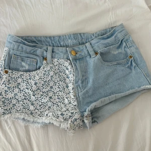 Lågmidjade jeansshorts med spetsdetaljer - Så snygga jeansshorts! Midjemått rakt över: ca 37cm. Grenhöjd: ca 21,5cm. Använd gärna köp nu❤️ 