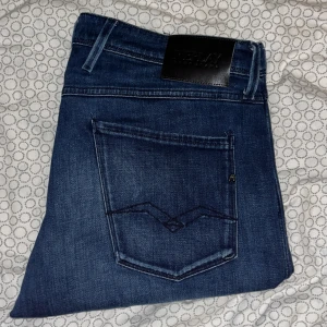 Replay Jeans - Tja! Säljer nu dessa både snygga och en av de trendigaste replay som  jenssen på marknaden.  Den är i modellen Anbass i Slimfit. Skick 10/10. Aldrig använt. Hojta till vid minsta lilla fråga
