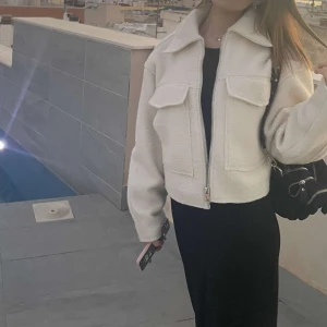 Vit kappa - super fin kort vit kappa från zara, Materialet är väldigt tjockt och är en super kappa inför hösten. Funkar även att ha på vintern då den är väldigt tjock u materialet 