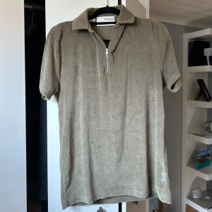 Beige pikétröja från Selected Homme - Säljer en snygg grön pikétröja från Selected Homme. Tröjan har en dragkedja framtill och korta ärmar. Materialet känns mjukt och bekvämt. Använd 1 eller 2 gånger. Pris går att diskuteras.