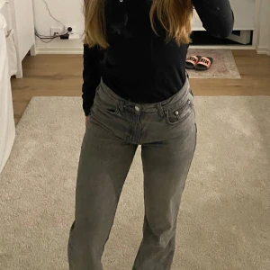 Midwaist flaired/ bootcut jeans - Utåtsvängda gråa jeans i fint skick, notera bakfickan på andra bilden ( har fixat den genom att sy )  