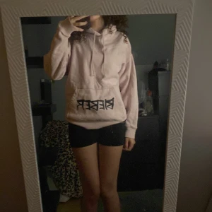 Rosa hoodie från H&M med tryck - Säljer en superfin rosa hoodie från H&M i storlek XS. Den har en stor ficka fram och en cool text på magen. På baksidan finns en söt gul anka med texten 'Changes'. Den är i bra skick och väldigt bekväm att ha på sig. 