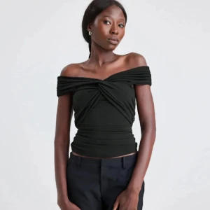 Bik bok topp - Säljer denna populära topp ifrån Bikbok. Tröjan är i nyskick och nypris ligger på 249kr🩷(slutsåld på hemsidan)