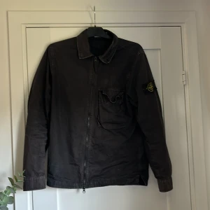 Stone island overshirt - Storlek S fits M  Skick 7/10  De är modellen som är lite ”sliten svart” Priset inte hugget i sten så tveka inte på att höra av dig!