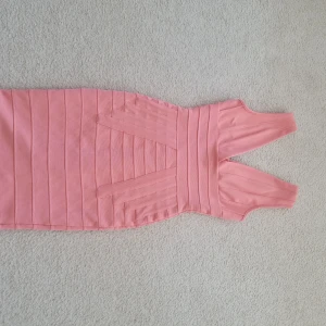 Rosa tight klänning från Misol - Säljer en superfin rosa tight klänning från Misol. Den är ärmlös och har en snygg ribbad design som ger en cool look. Perfekt för fest eller andra roliga tillfällen! 💖