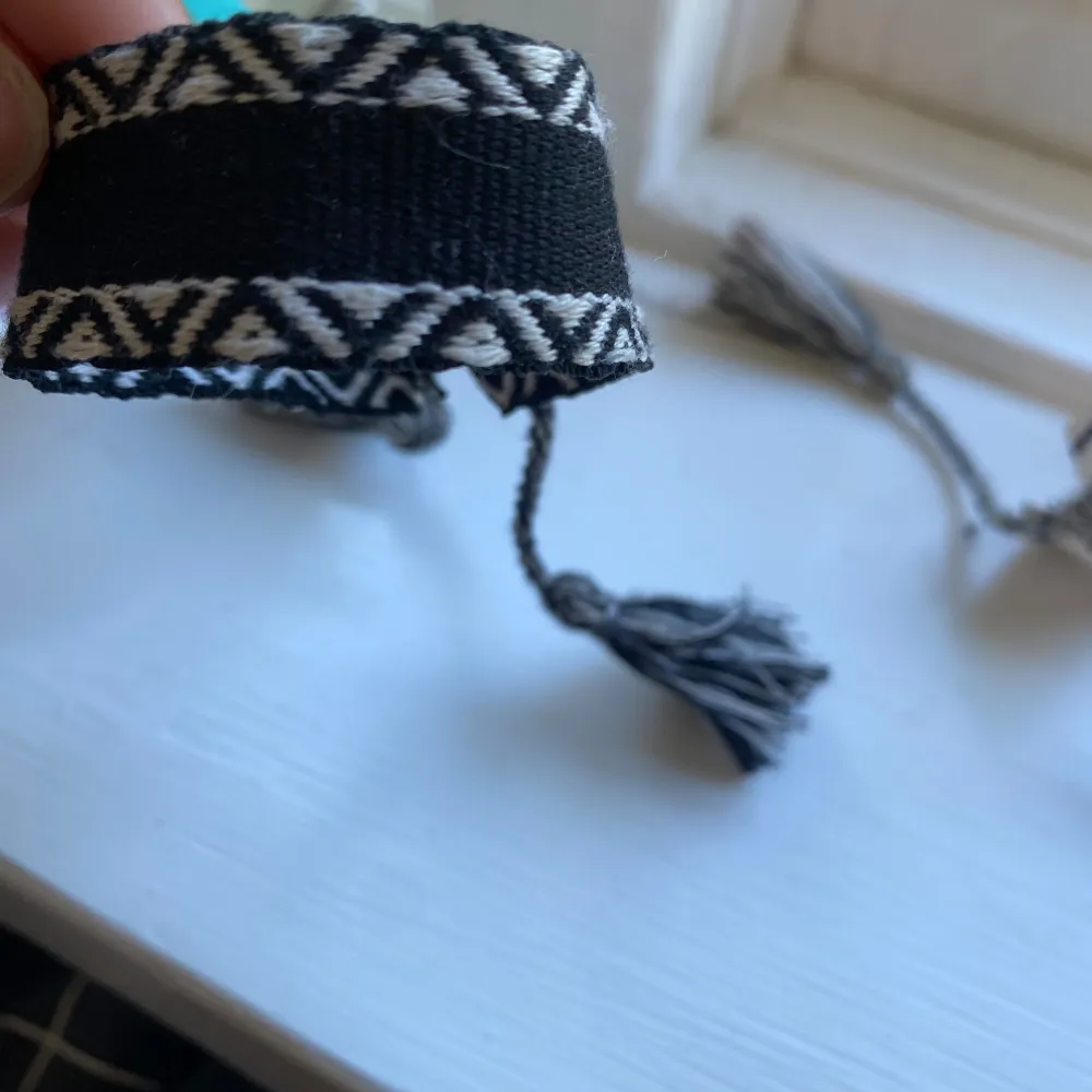 Coolt armband som passar till allt det går att ändra storleken den är juster bar🩷. Accessoarer.