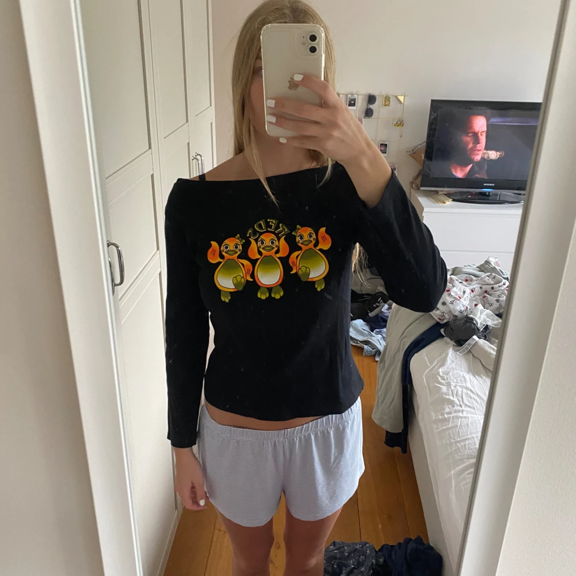 Svart långärmad tröja med färgglada figurer - 90