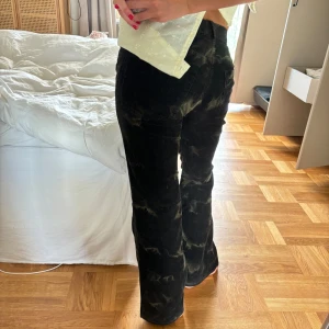 Manchesterbyxor med blekta detaljer - Svarta lågmidjade manchesterbyxor med blekta detaljer från H&M i storlek 34. Jag på bilden har vanligtvis storlek 36 och är 173 cm lång. Superfint skick, passar till alla tillfällen.