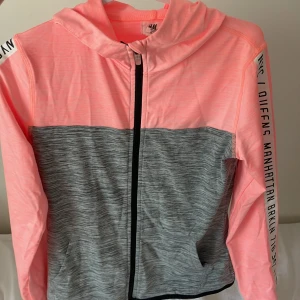 Tränings jacka  - En tränings jacka i storlek 146/152 köpt från H&M  Bra stick inte sliten 