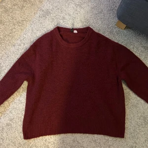 Vinröd stickad tröja - Säljer denna vinröda stickade tröja ifrån H&M i stil M! Säljer för 170kr❤️
