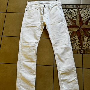 Replay jeans! - Säljer ett par snygga vita jeans från Replay. De är i bra skick och har en klassisk femficksdesign med knappar och dragkedja. Perfekta för både vardag och fest!