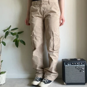 Low waist cargo byxor - Fina low waist cargo byxor. Storlek 36.  De har varit använda ganska mycket.  ✨🤎