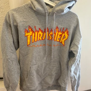 Thrasher Hoodie - Thrasher hoodie, passar xs/s. Fint skick💞