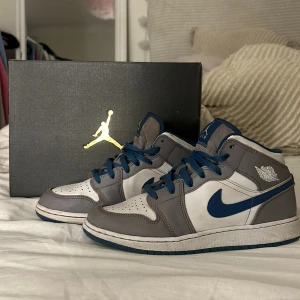 Air Jordan 1 mid (GS) - !Stl 39! Sicket är väll ändå hyfsat 7/10. Om det är något mer ni undrar över är det bara att skriva👌🏻köpte för ca 2800 kr! Pris kan diskuteras o ändras bara o skriva!👍🏻