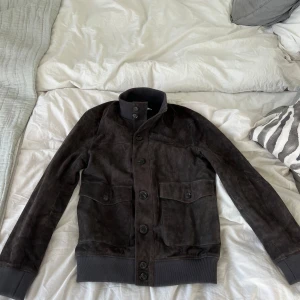 Reiss mocka jacka - Riktigt snygg jacka till hösten! Originalproduktioner 5000, knappt använd 