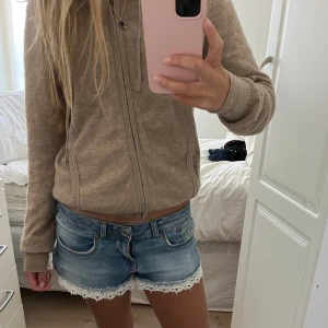 Jeansshorts  - Intressekoll på mina jeansshorts med spets! Jag köpte de second hand utomlands men märket heter Super dry🩷 ge prisförslag 