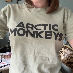 Artic monkeys bandtröja  - Jättefin bandtröja från Artic Monkeys officiella sida!! Endast använd ett par gånger. Är i S. Skriv för mer bilder! ⭐️