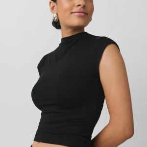 Soft Touch Gina - Jätte fin slutsåld soft touch top från Gina💗 lite srunch på sidorna som ger en väldigt fin siluett💗 aldrig använd💕