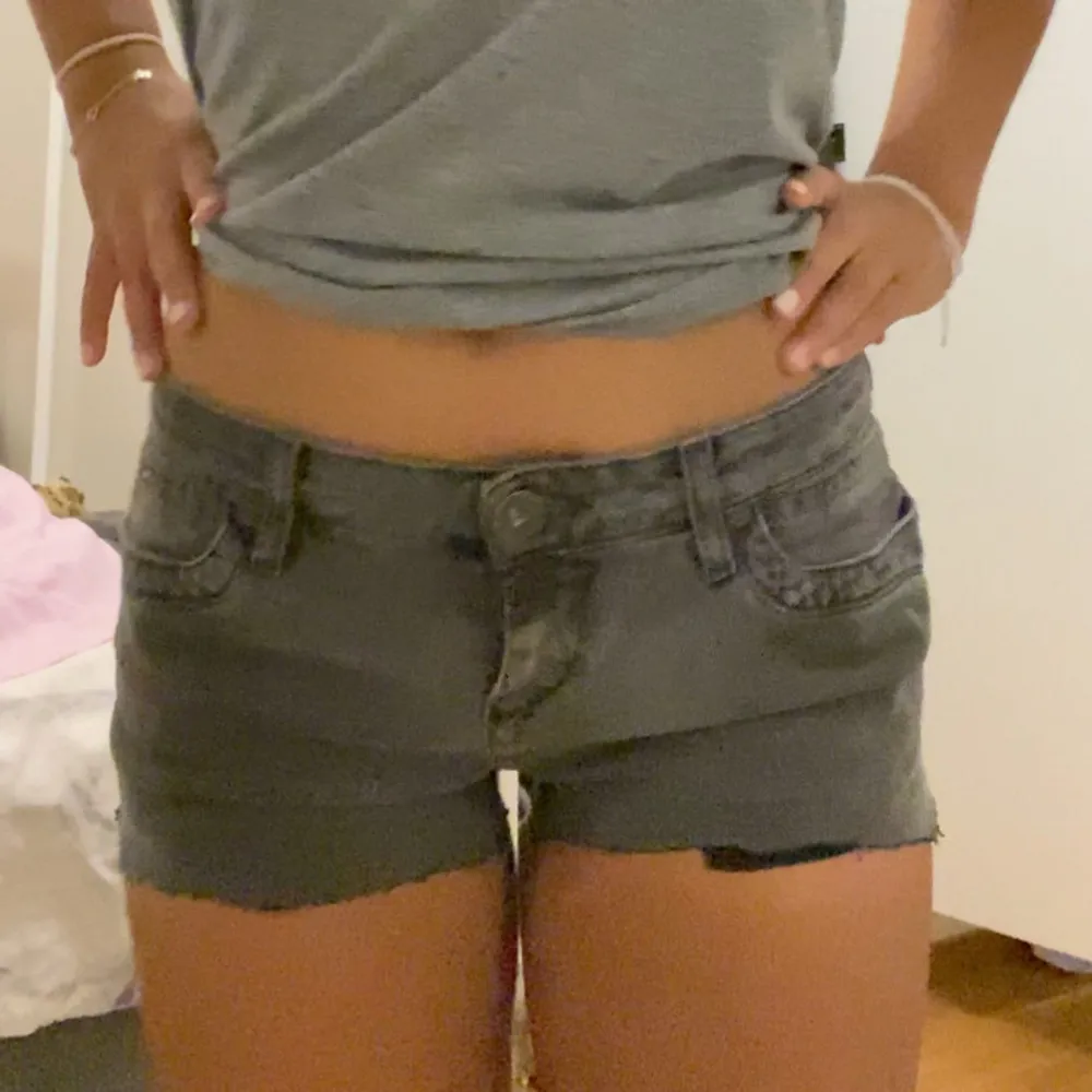 Säljer dessa gråa lågdmidjade jeans-shortsen från tommy hilfiger!!☺️ Shortsen är i super bra skick och pssar mig bra som vanligtvis brukar ha ungefär storlek 36💗💗. Shorts.