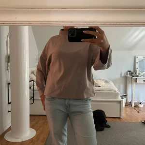 Beige tröja med hög krage - Säljer en superfin beige tröja med hög krage. Den är perfekt för höst och vinter, och har en normal passform. Tröjan är långärmad och gjord av ett mjukt material som känns skönt mot huden. Passar både till vardags och lite mer avslappnade tillfällen. 🧡
