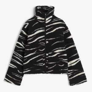 Teddy jacka - Super bra skick, storlek L men den är liten i storlek så skulle säg att den är som en M💞