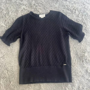 stickad t-shirt/blus - en jättefin tröja köpt från lindex, nästan aldrig använd. Den passar bra både till vardags och till större tillfällen, den har ett väldigt luftigt material med!