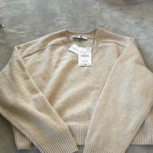 cashmere tröja - jätte fin cashmere tröja ifårn zara som aldrig är använd och prislappen finns kvar. köpt för ca 1400kr