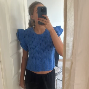 Blus  - Säljer min blåa blus från Hm då den inte kommer till användning. 