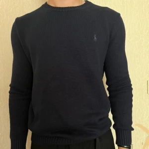 Stickad ralph lauren tröja - En fin stickad marin blå ralph lauren tröja, den är i ny skick , ingen kvitto tyvär