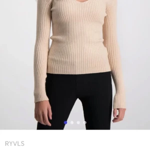 tröja - säljer en ribbstickad tröja från kidsbrandstore, används inte längre, ser ut som ny. köpt för 500kr💓