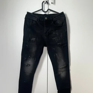 Jeans - Säljer dessa jeans som aldrig har använts , väldigt fina med sliten färg , storlek 30x30