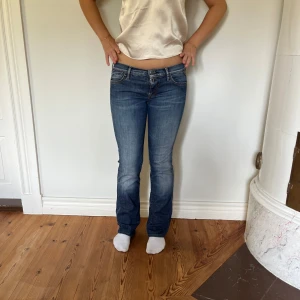 Lågmidjade jeans - Midjemått(rätt över): 39 cm Innerbenslängd: 76 cm Modellen är: 168 cm  Skriv om ni har några frågor💗//Perfectjeans