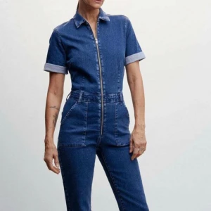 Jeansdress från MANGO - Säljer denna då den är aningen kort för mig som är 173 cm lång💞Endast använd en gång och därav är lappen kvar! Finns inte längre på hemsidan. Nypris 700 kr, mitt pris 400 kr