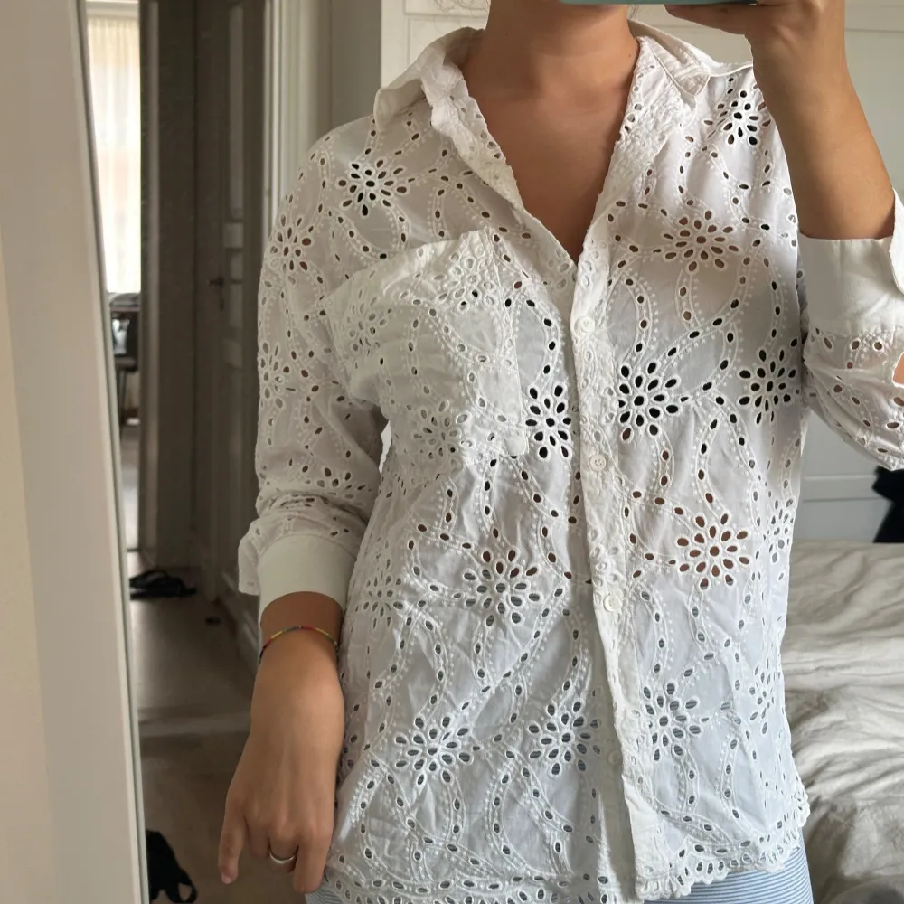 Superfin sommar skjorta från Zara. Bra beach coverup. Liten fläck vid knapparna därav nedsatt pris (se sista bilden).. Skjortor.