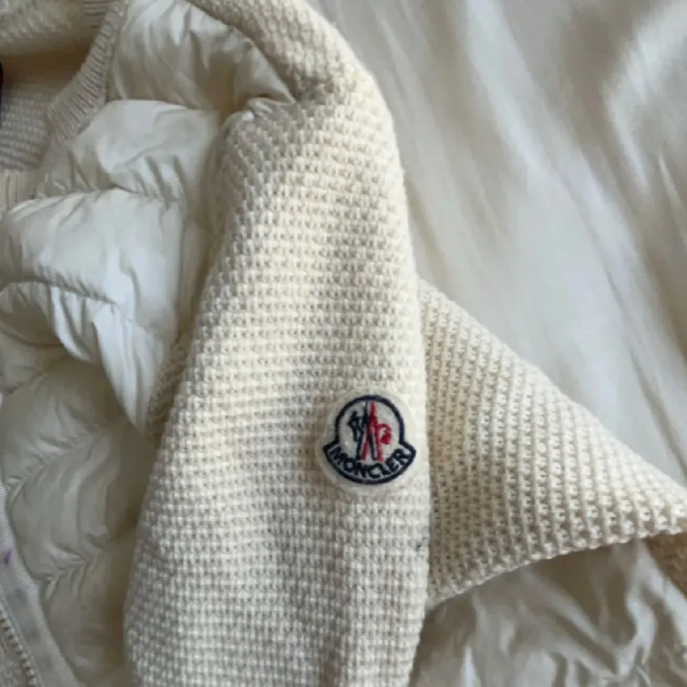 Säljer min vita moncler cardigan då den inte kommer till användning!! Har såklart äktenhetsbevis💗 kom privat för fler bilder . Jackor.