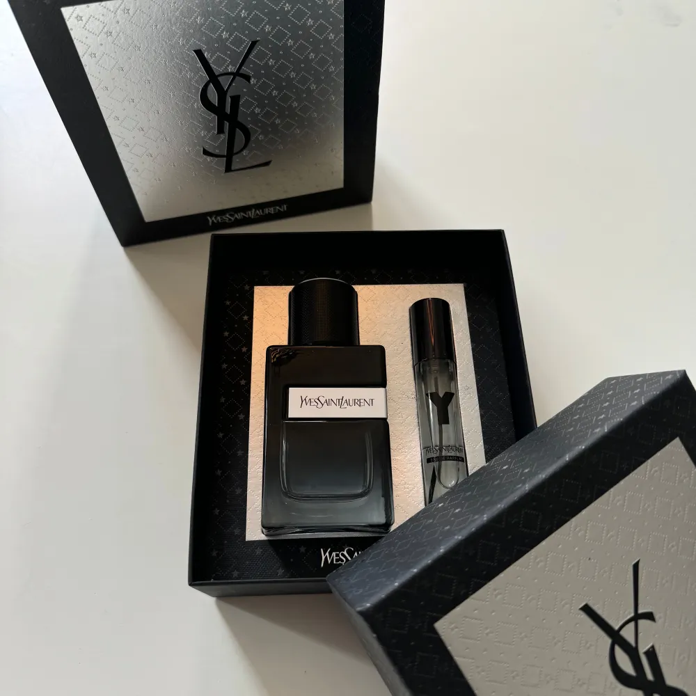 Säljer Yves Saint Laurent Y Edp, sjukt bra doft. Original box följer med, använd fåtal gånger så uppskattningsvis totalt 60ml kvar. Tveka inte på att höra av er!. Parfym.