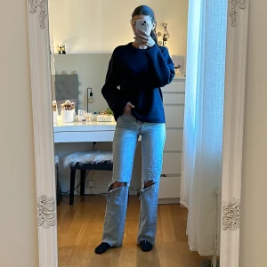 Jeans - Ljusblå jeans med hål i knäna i strl 24 (XS/32/34). Använda men i väldigt fint skick. Tryck gärna på ”köp nu”.