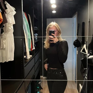 Jeans  - Svart/gråa jeans med en söm mitt på benet och slits längst ner. Väldigt fina och sköna Skriv för mer bilder🖤