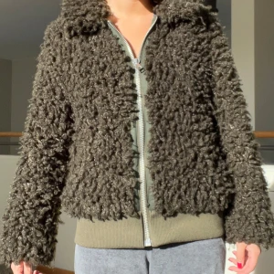 Jacka - Säljer denna efterfrågade jackan från HM. Storlek 34 (xs/s) och fint skick! 