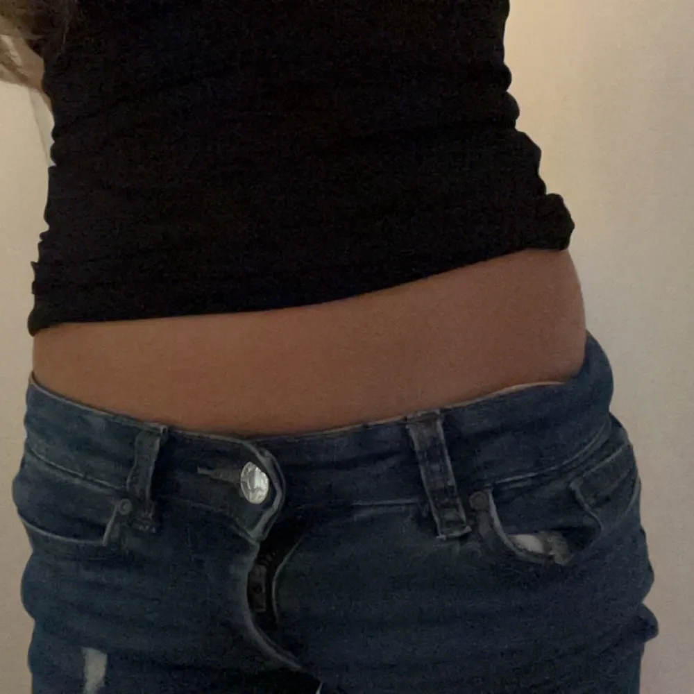 snygga jeans med slitningar, osäker vart dem är ifrån men tror only💞storlek xs, 30! Skriv för fler bilder 🩷. Jeans & Byxor.