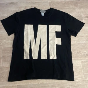 MF DOOM T-shirt - En MF DOOM T-shirt. Lite skrynklig på bilden men den är som ny. Använd 5-10 gånger Max. Storlek L.
