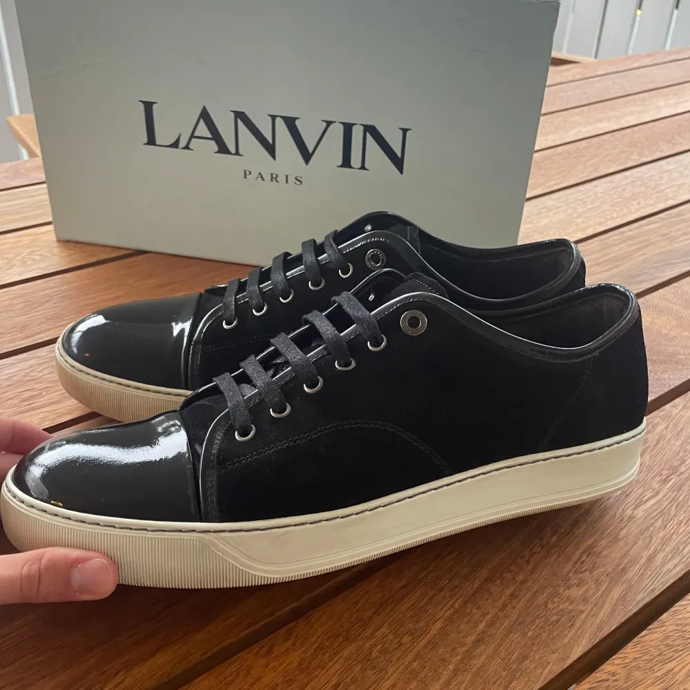 Hej! Säljer nu dessa sjukt snygga lanvin skor. Skorna är i superfint skick 9/10. Med skorna medföljer box och dustbag . Skor.