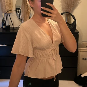 Söt blus - Färgen är begie med skiftingar av ljusrosa/ smuts rosa i vissa ljus. Så snygg och perfekt. Den är endast testad och aldrig använd pga jag trivs inte i modellen. Men så sjukt snygg och söt!!!😍😍😍