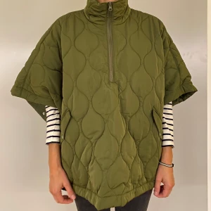 Grön jacka/cape - Jättefin jacka med trekvarts ärmar! Säljer för att den tyvärr är för stor. Ny, aldrig använd. Stor i storleken! Köptes för 1200kr. Pris kan diskuteras.💞