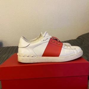 Röda Valentino Open - Säljer dessa skitsnygga valentino open i en fräsch röd färg. Jag säljer dem för att jag tröttnat på dem och vill köpa ett par andra skor. Storleken är 43 och jag skulle beskriva skicket som 8,5-9/10. Priset är inte hugget i sten. Box skickas med.