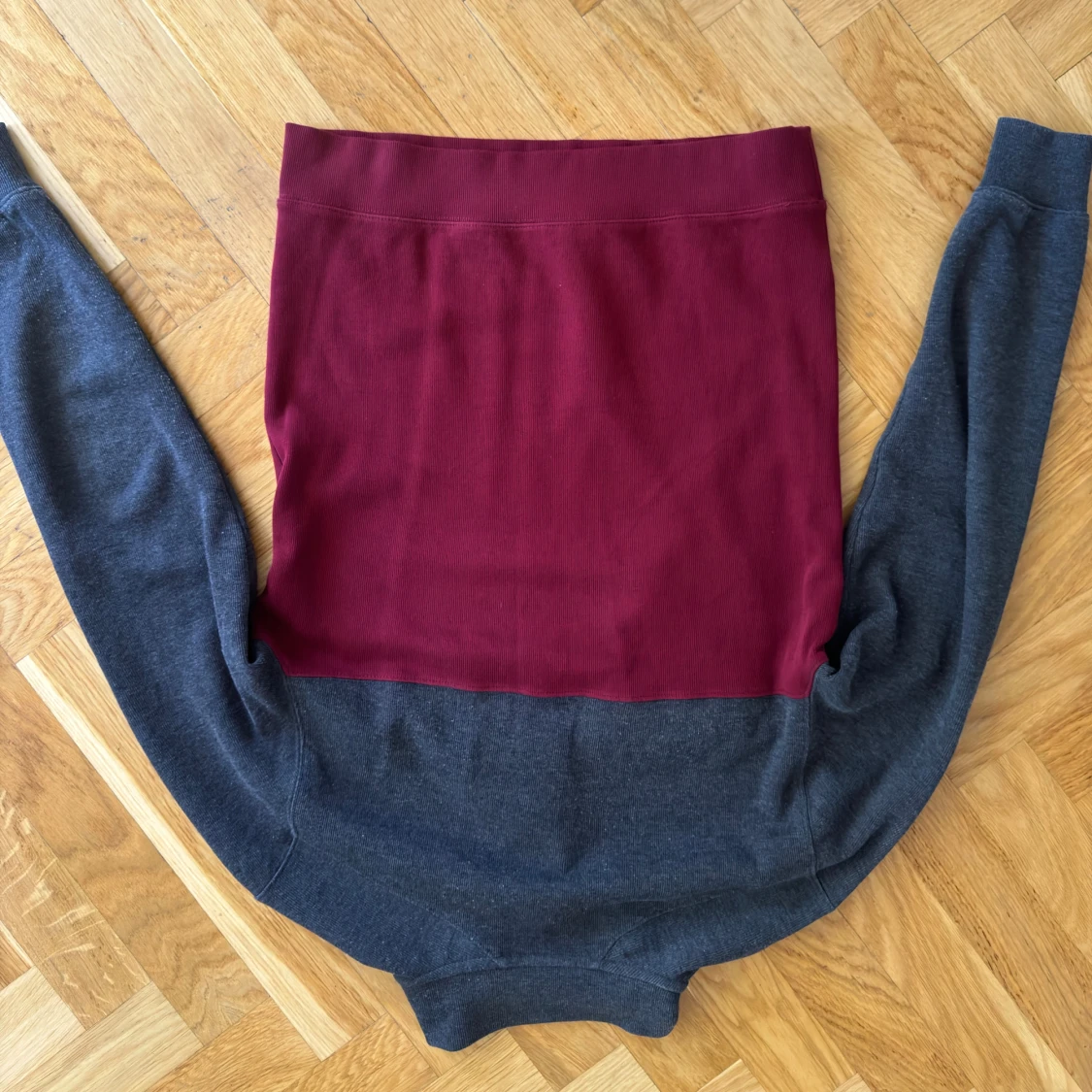 Grå och vinröd tröja från Banana Republic - 90