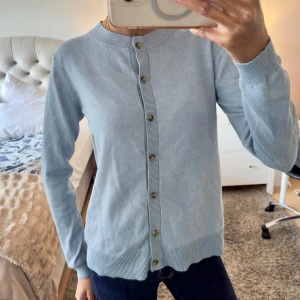 Saint Tropez kofta - Saint Tropez blå basic cardigan med rund halsringning och knappar hela vägen. Säljer eftersom jag knappt använder den. I utmärkt skick. Köpt för 350kr. Använd gärna ”köp nu”