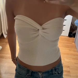 Tube top  - Superfin twist tube top ifrån det australienska märket DISSH, betalde 700kr + tull när jag köpte den. Står att den är en storlek 2 men passar mig som bär xs