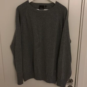 Stickad Tröja - Säljer nu denna Oscar Jacobson Tröja för att den inte har kommit till användning. Bra passform och bra i storleken. Nypris 1299kr, inga defekter, pris kan alltid diskuteras, hör av er vid frågor😃